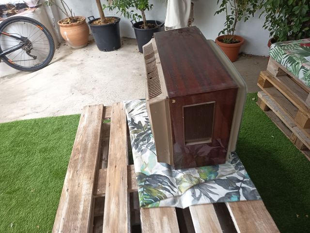 Televisor Antiguo Beige y Marrón