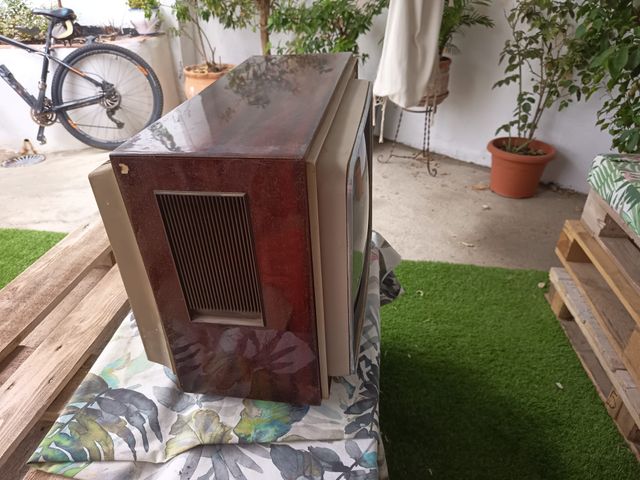 Televisor Antiguo Beige y Marrón