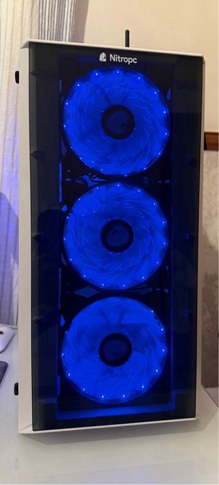 PC Gaming Nitro con luces LED azules
