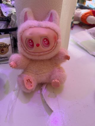 Labubu peluche rosa non originale 
vedi foto