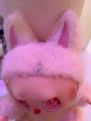 Labubu peluche rosa non originale 
vedi foto