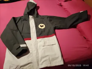 Parka infantil gris y roja