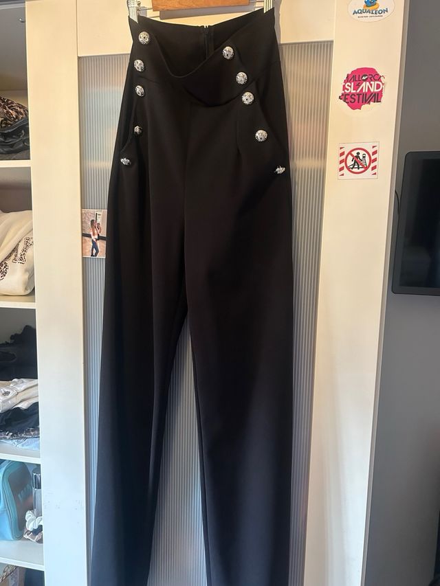 Pantalón negro tiro alto con botones