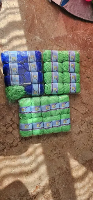 Rollos de lana azul y verde