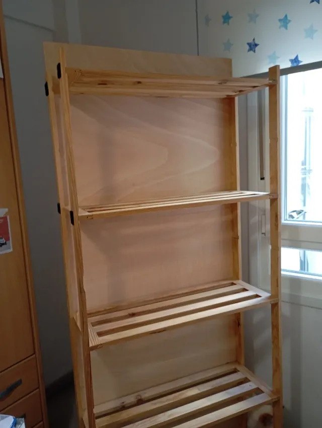Estantería de madera y ocumen