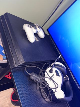 PS4 Pro + Mando y Cascos 