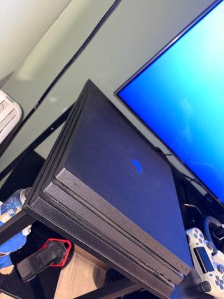 PS4 Pro + Mando y Cascos 