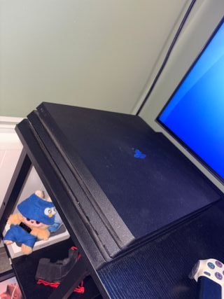 PS4 Pro + Mando y Cascos 
