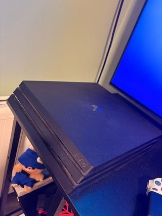 PS4 Pro + Mando y Cascos 