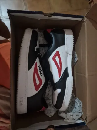 Zapatillas Fila Negras, Rojas y Blancas