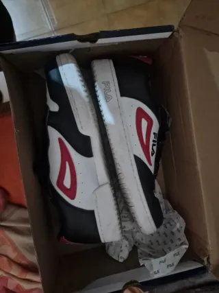 Zapatillas Fila Negras, Rojas y Blancas