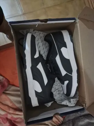 Zapatillas Fila Negras, Rojas y Blancas