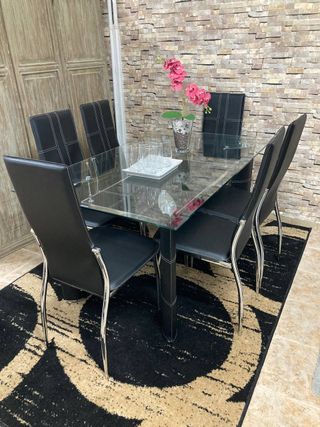 Mesa de cristal con 6 sillas negras