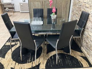 Mesa de cristal con 6 sillas negras