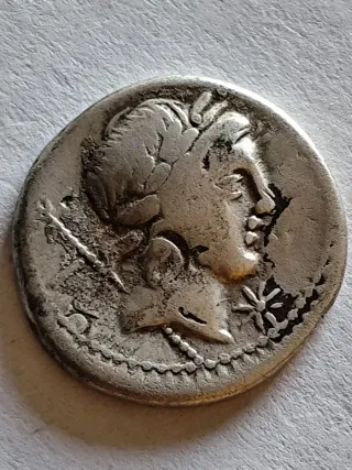 Antigua moneda romana de plata