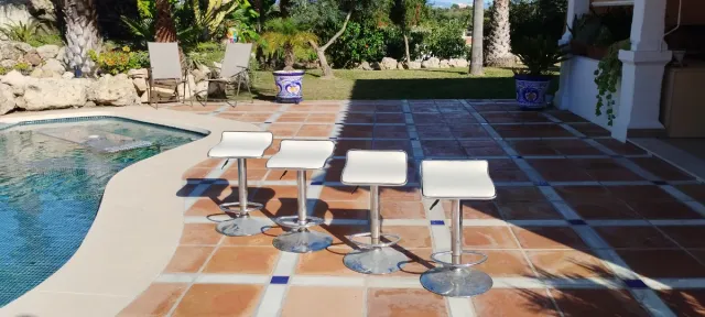 Taburetes de barra plateados y blancos