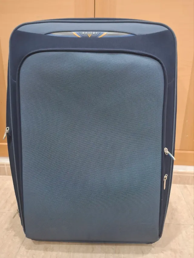 Maleta grande Antler azul con ruedas.