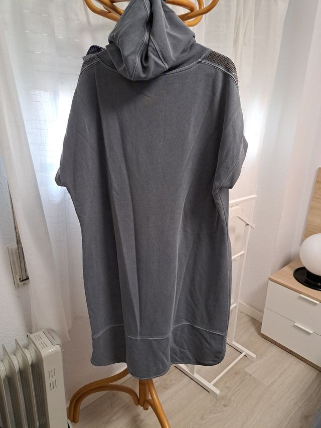 Vestido gris con capucha y pedrería