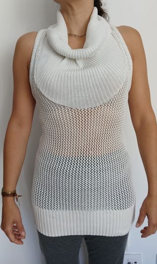 Camiseta calada cuello alto sin mangas