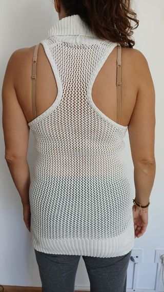 Camiseta calada cuello alto sin mangas