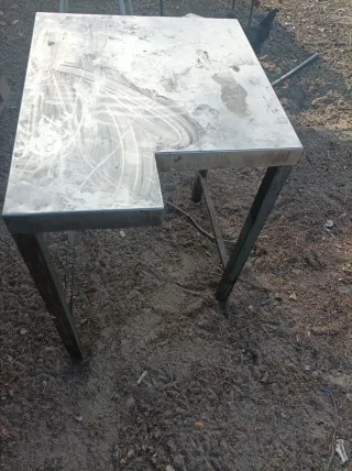 Mesa de metal esquinera