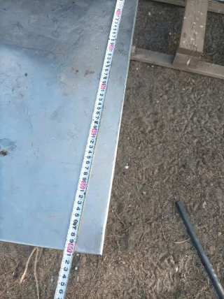 Mesa de metal esquinera