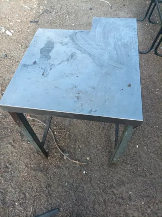 Mesa de metal esquinera