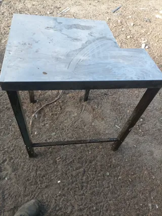 Mesa de metal esquinera