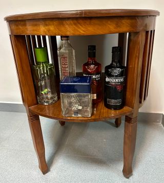 Mesa Velador / Licorera de madera estilo colonial.