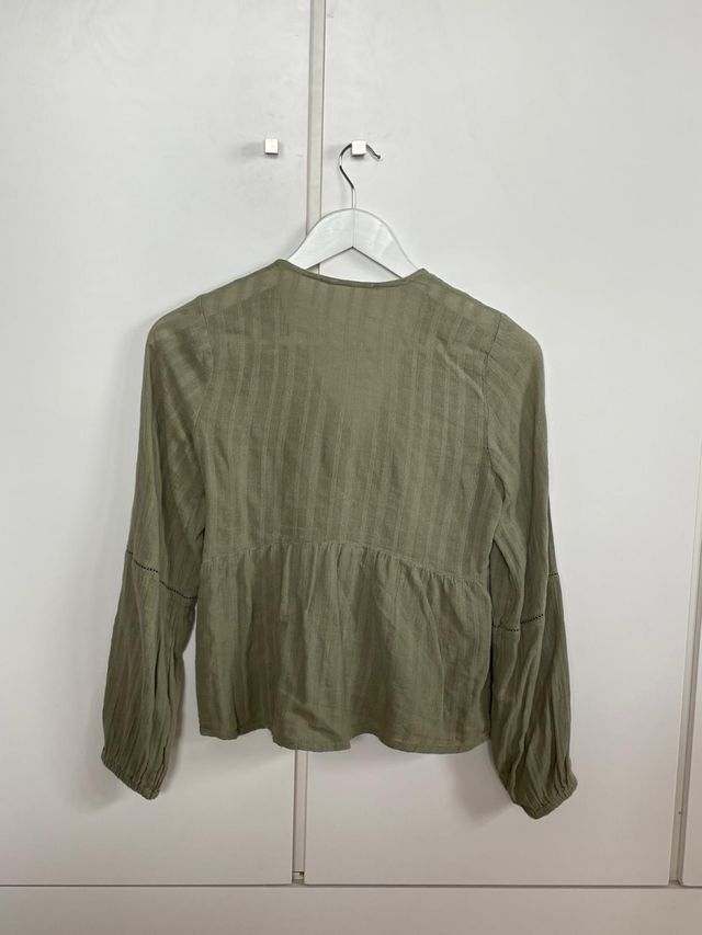 Blusa verde cuello pico con gomas en mangas