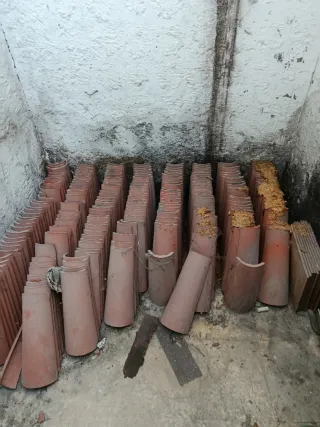 Tejas pequeñas de barro , aprox 230 unidades