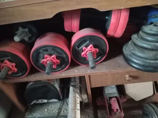 Pesas de gimnasio con discos rojos