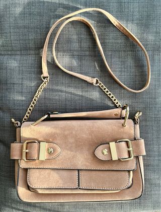 Bolso juvenil con cadena y detalles dorados