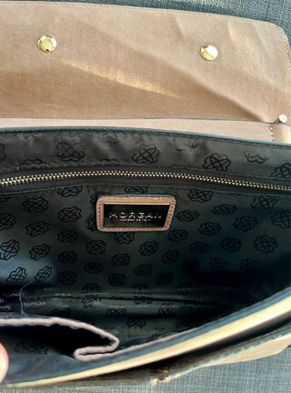 Bolso juvenil con cadena y detalles dorados