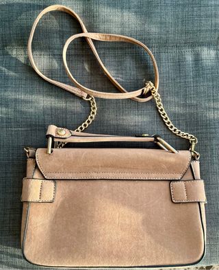 Bolso juvenil con cadena y detalles dorados