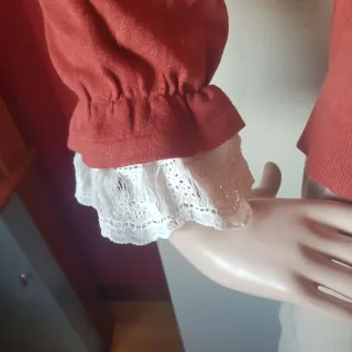 Blusa marrón romántica con encaje