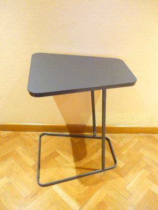 Mesa auxiliar para el sofá. Metal y cristal