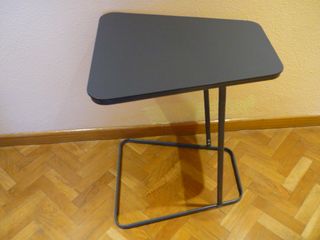 Mesa auxiliar para el sofá. Metal y cristal
