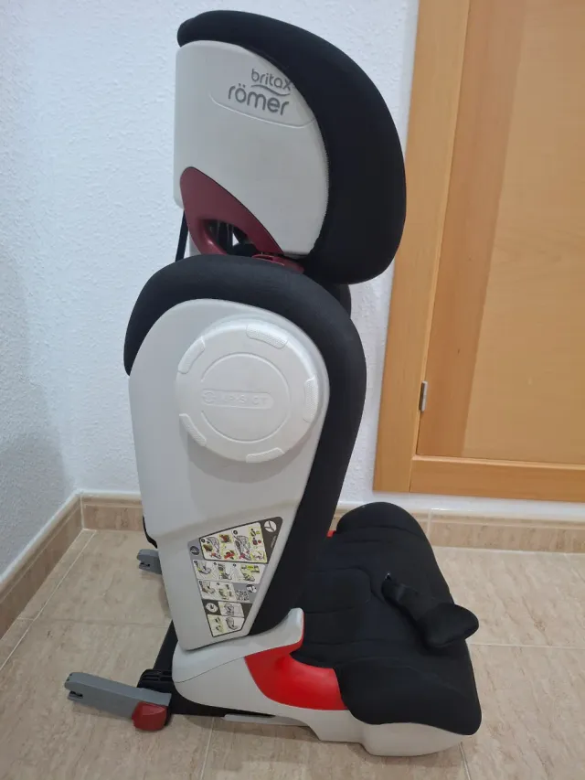 Silla de coche Britax Römer negra con isofix.
