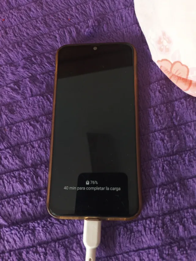 Teléfono móvil en carga