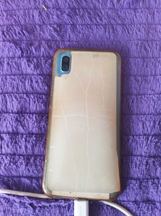 Teléfono móvil en carga