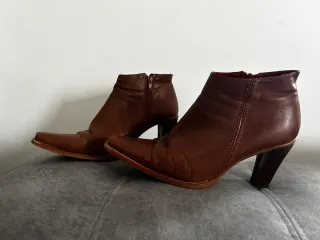 Botines de piel marrones