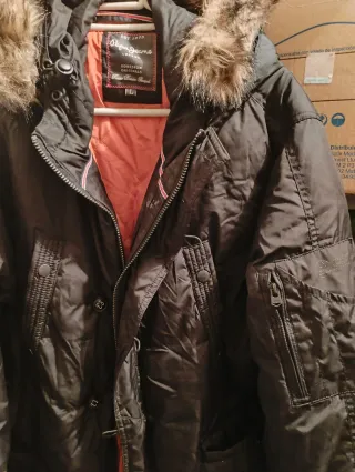 Abrigo negro con capucha y pelo