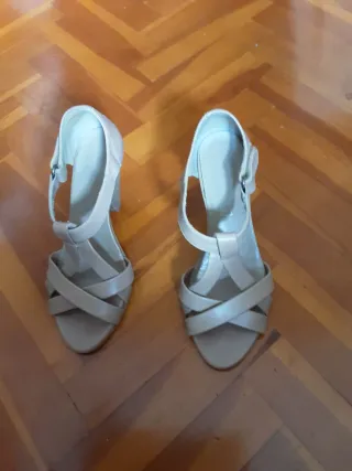 Zapatos elegantes beige