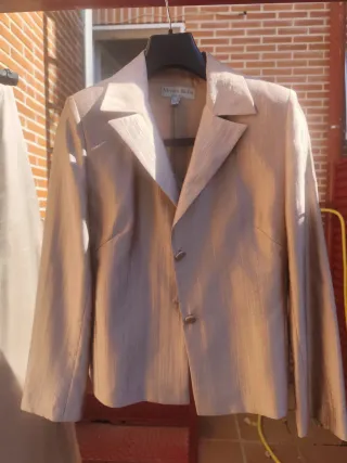 Conjunto falda y chaqueta beige