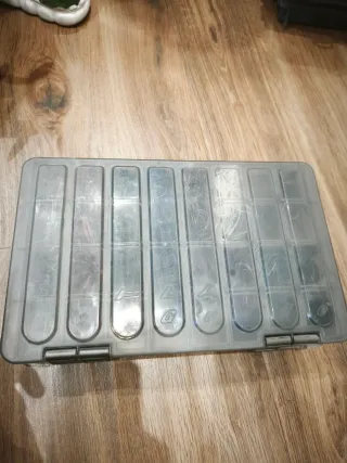 Caja de señuelos de pesca