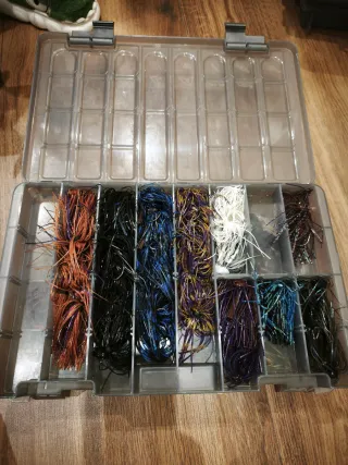 Caja de señuelos de pesca