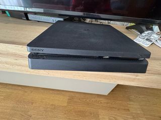 PS4 1TB + 2 Mandos + 8 Juegos prácticamente nueva 
