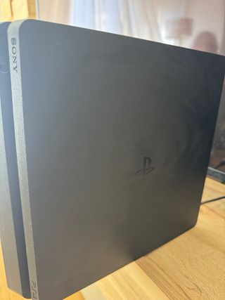 PS4 1TB + 2 Mandos + 8 Juegos prácticamente nueva 