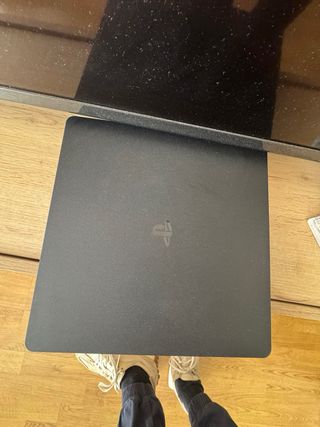 PS4 1TB + 2 Mandos + 8 Juegos prácticamente nueva 
